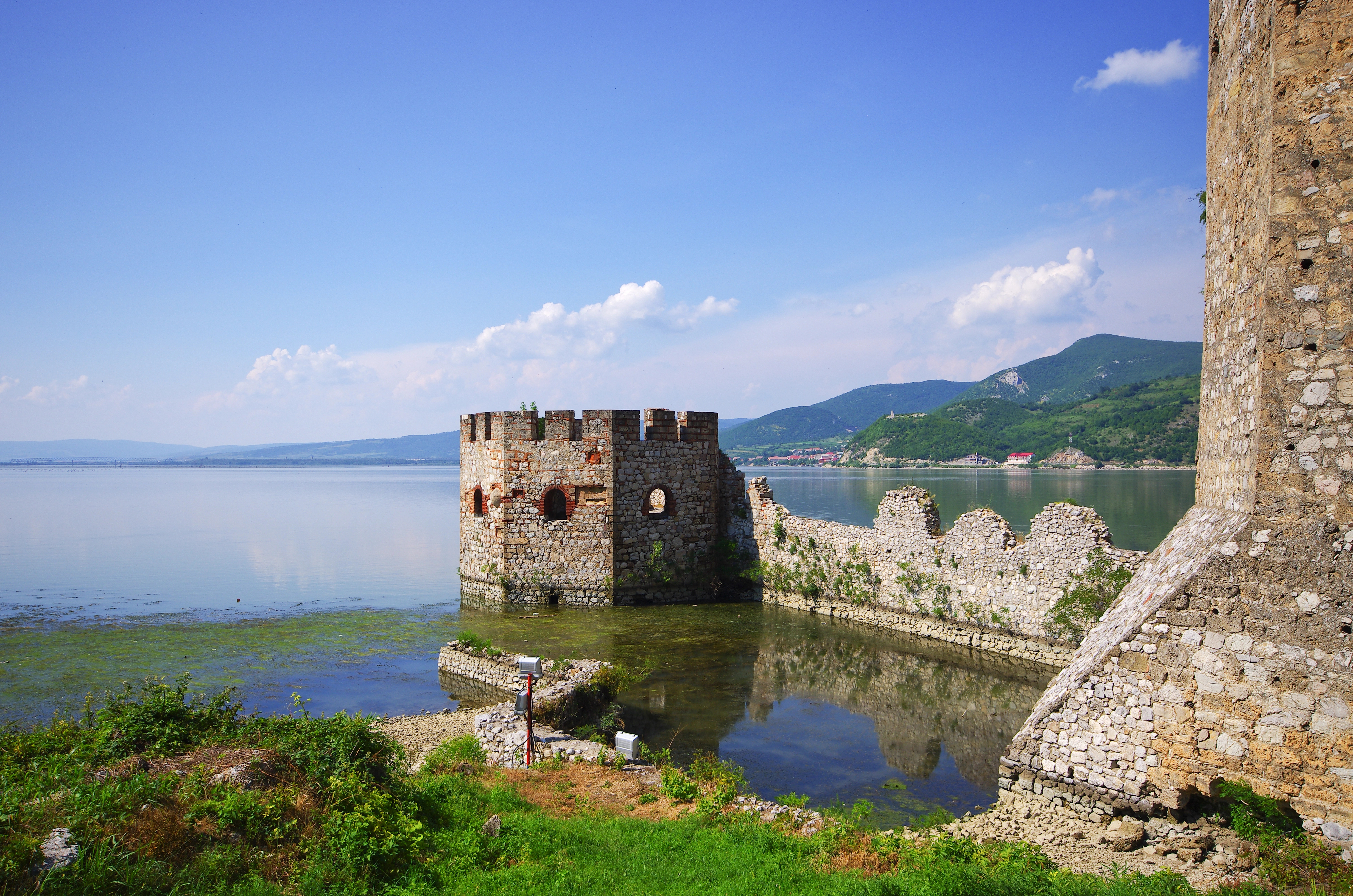 Golubačka tvrđava pozadina za ekran
