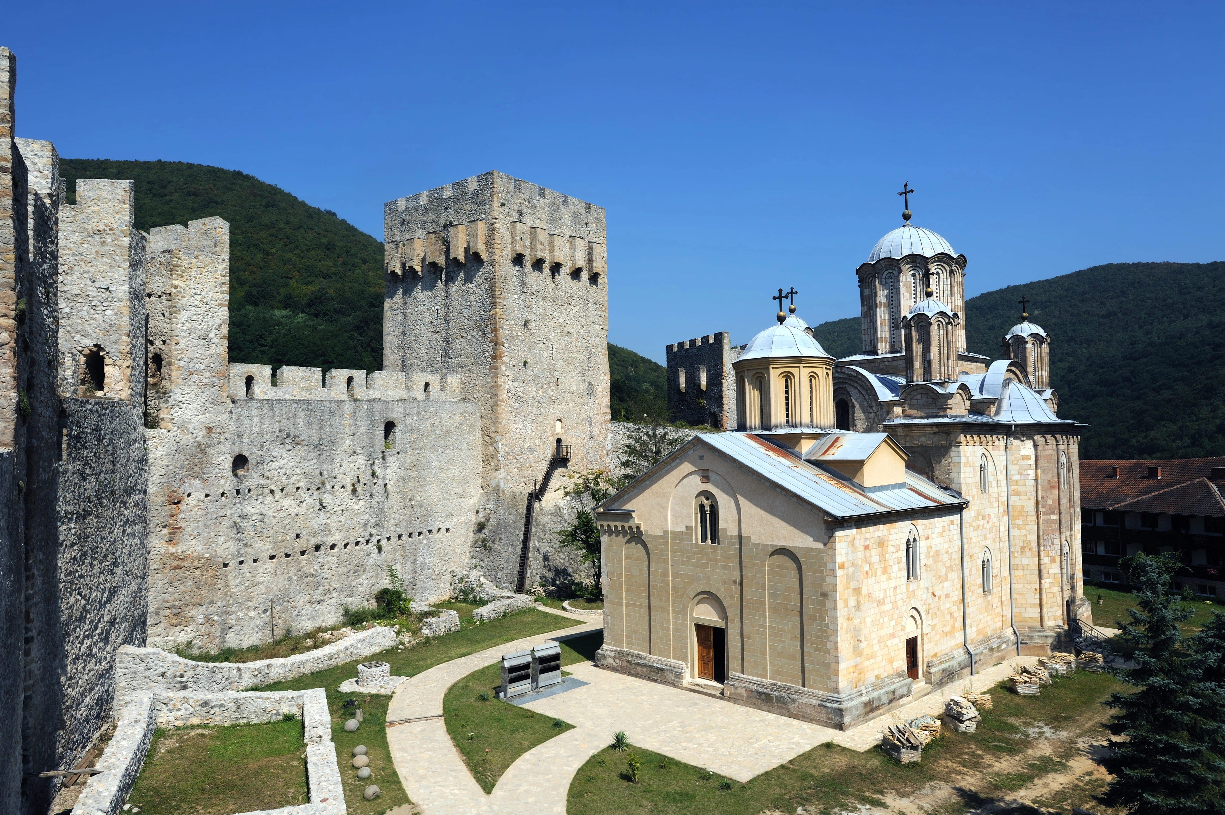 Manastir Manasija pozadina za ekran
