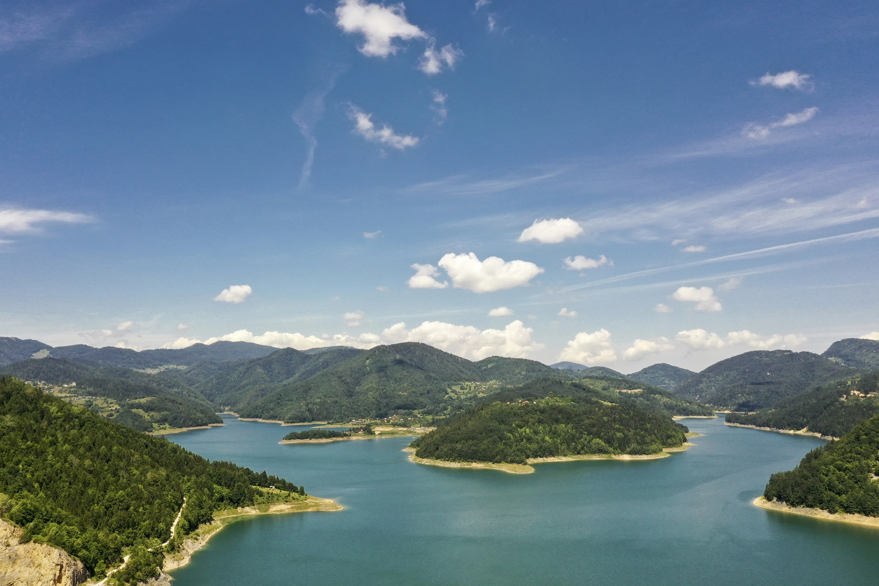 Zaovinsko jezero Tara pozadina za ekran